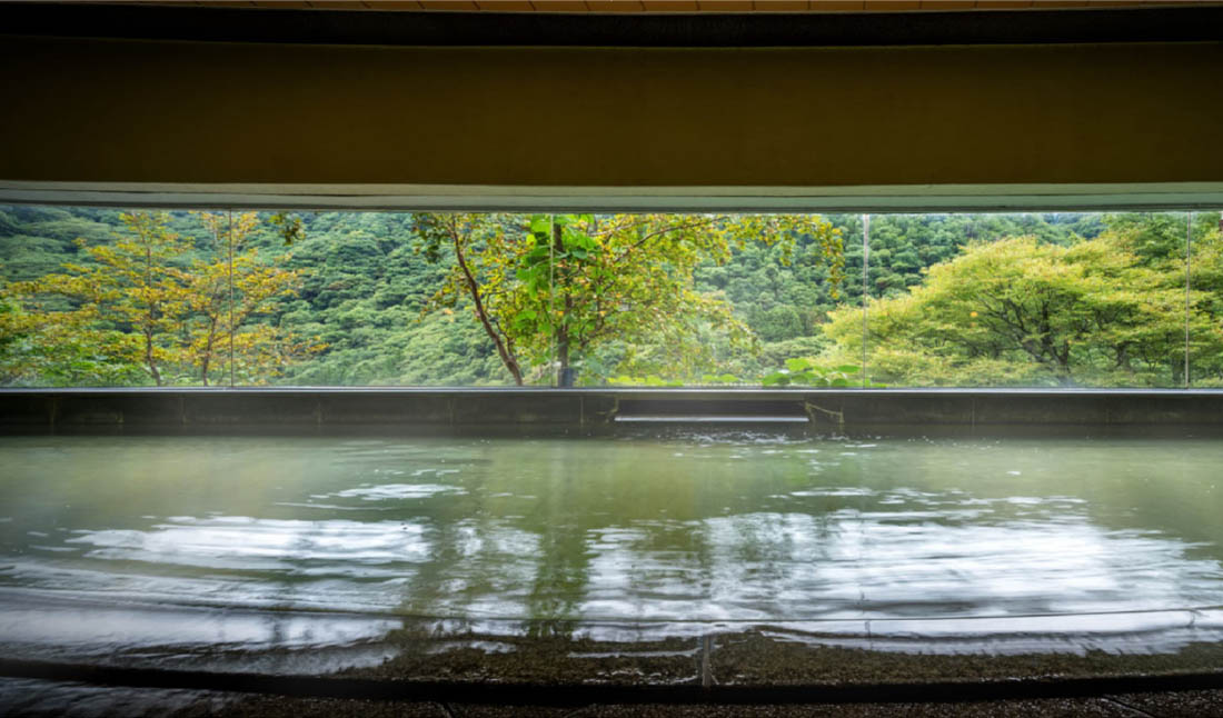 Keiryu Tembo Buro (bath with a view of the stream)