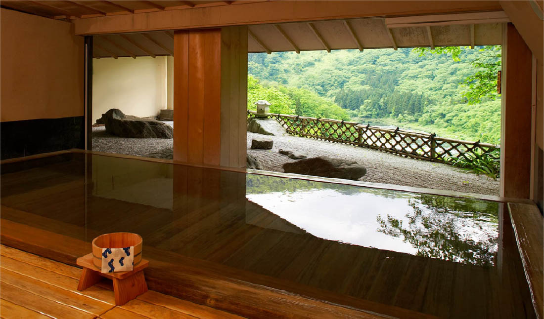 Kodai Hinokinoyu (bath built with ancient Japanese cypress)